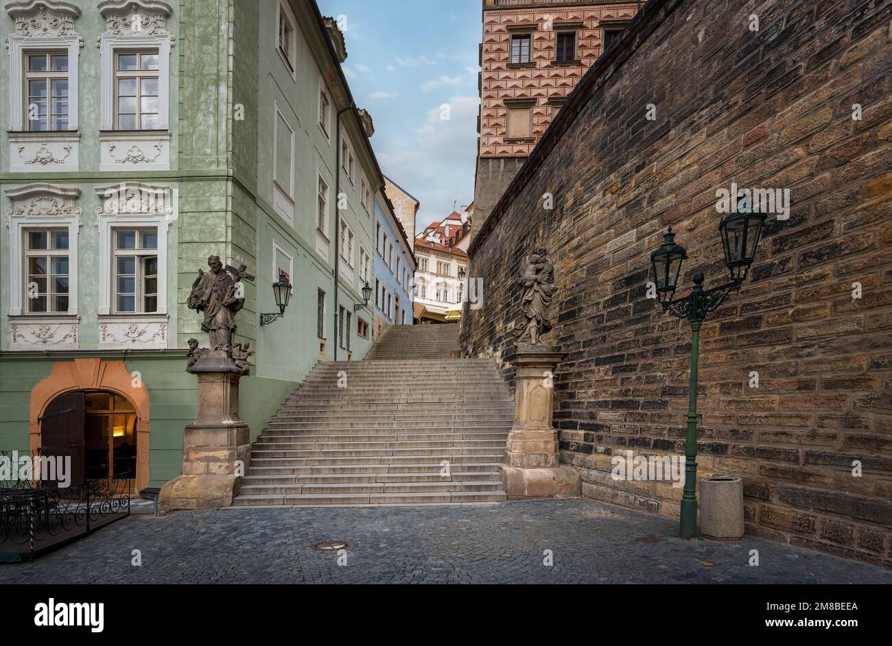 Radnicke Schody Treppe bei Mala Strana mit Statuen von St. Joseph und St. John von Nepomuk - Prag, Tschechische Republik Stockfoto