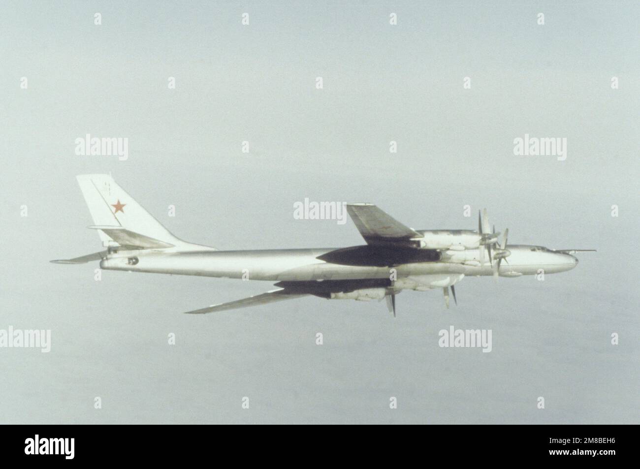 Eine Air-to-Air-Ansicht von rechts eines sowjetischen TU-95 Bear J-Flugzeugs. Exaktes Datum Aufnahme Unbekannt. Land: Unbekannt Stockfoto