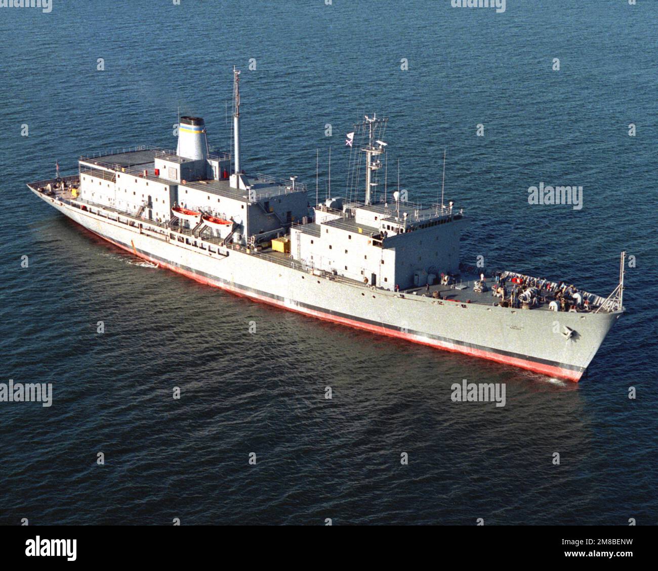 Steuerbord-Bugblick auf das während der Seeversuche im Einsatz befindliche ozeanographische Forschungsschiff USNS MAURY (T-AGS-39). Exaktes Datum Aufnahme Unbekannt. Land: Chesapeake Bay Stockfoto