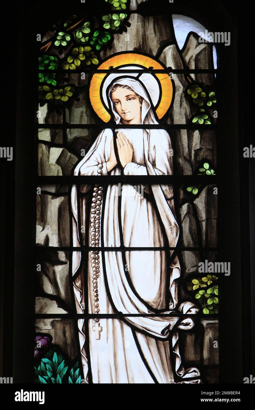 Sainte Bernadette. Baie du XIXème. La chapelle de l'Immaculée Conception. Künstler : Jean-Michel Alberola. Maître verrier : Dominique Duchemin. Cathéd Stockfoto