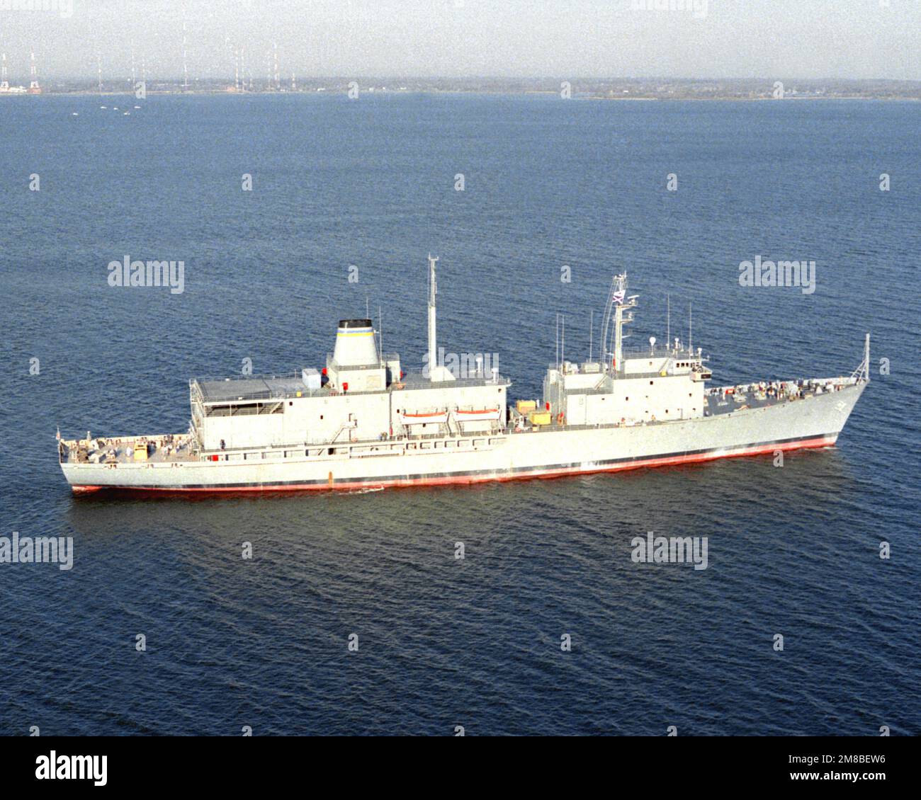 Ein Steuerbordblick auf das während der Seeversuche im Einsatz befindliche ozeanographische Forschungsschiff USNS MAURY (T-AGS-39). Exaktes Datum Aufnahme Unbekannt. Land: Chesapeake Bay Stockfoto