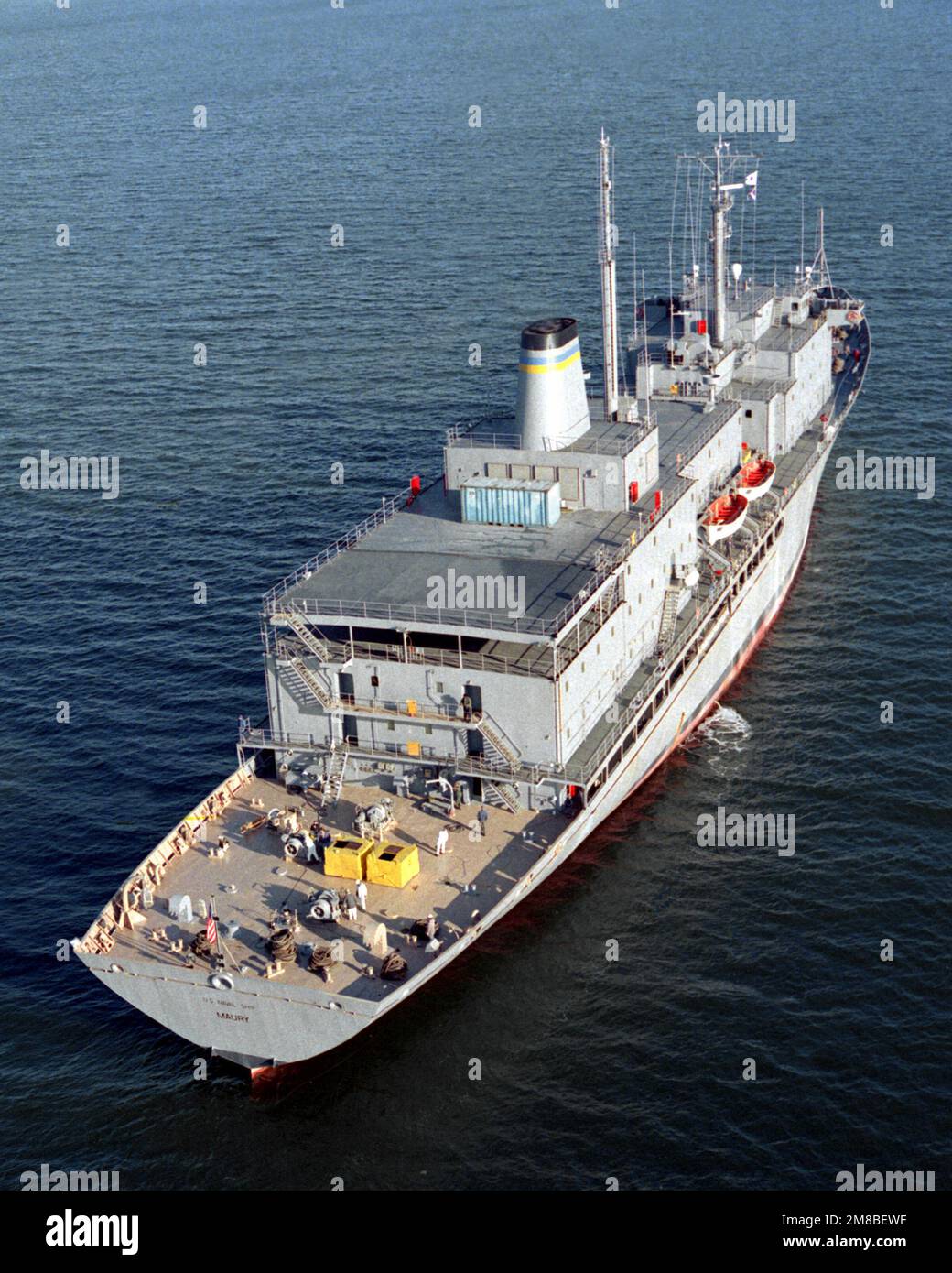 Ein Steuerbord-Viertelblick auf das Ozeanographische Forschungsschiff USNS MAURY (T-AGS-39), das während der Seeversuche im Einsatz ist. Exaktes Datum Aufnahme Unbekannt. Land: Chesapeake Bay Stockfoto