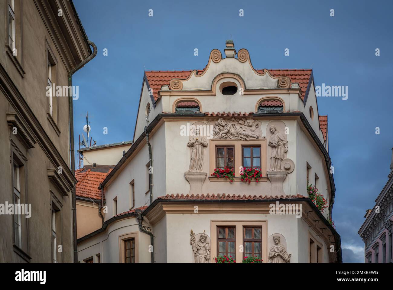 Prag, Tschechien - 01. Oktober 2019: Haus am goldenen Brunnen (Dum U Zlate Studne) Gebäude in der Altstadt - Prag, Tschechische Republik Stockfoto