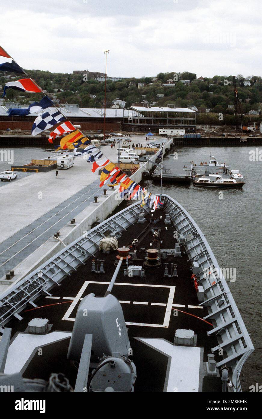 Ein Blick auf den neu errichteten Pier 1 nach seiner Einweihungszeremonie, von der Brücke des geführten Raketenkreuzers USS TICONDEROGA (CG 47) aus gesehen. Die Einweihungszeremonie ist Teil der Aktivitäten der Flottenwoche. Basis: Marinestützpunkt, New York Bundesstaat: New York (NY) Land: Vereinigte Staaten von Amerika (USA) Stockfoto