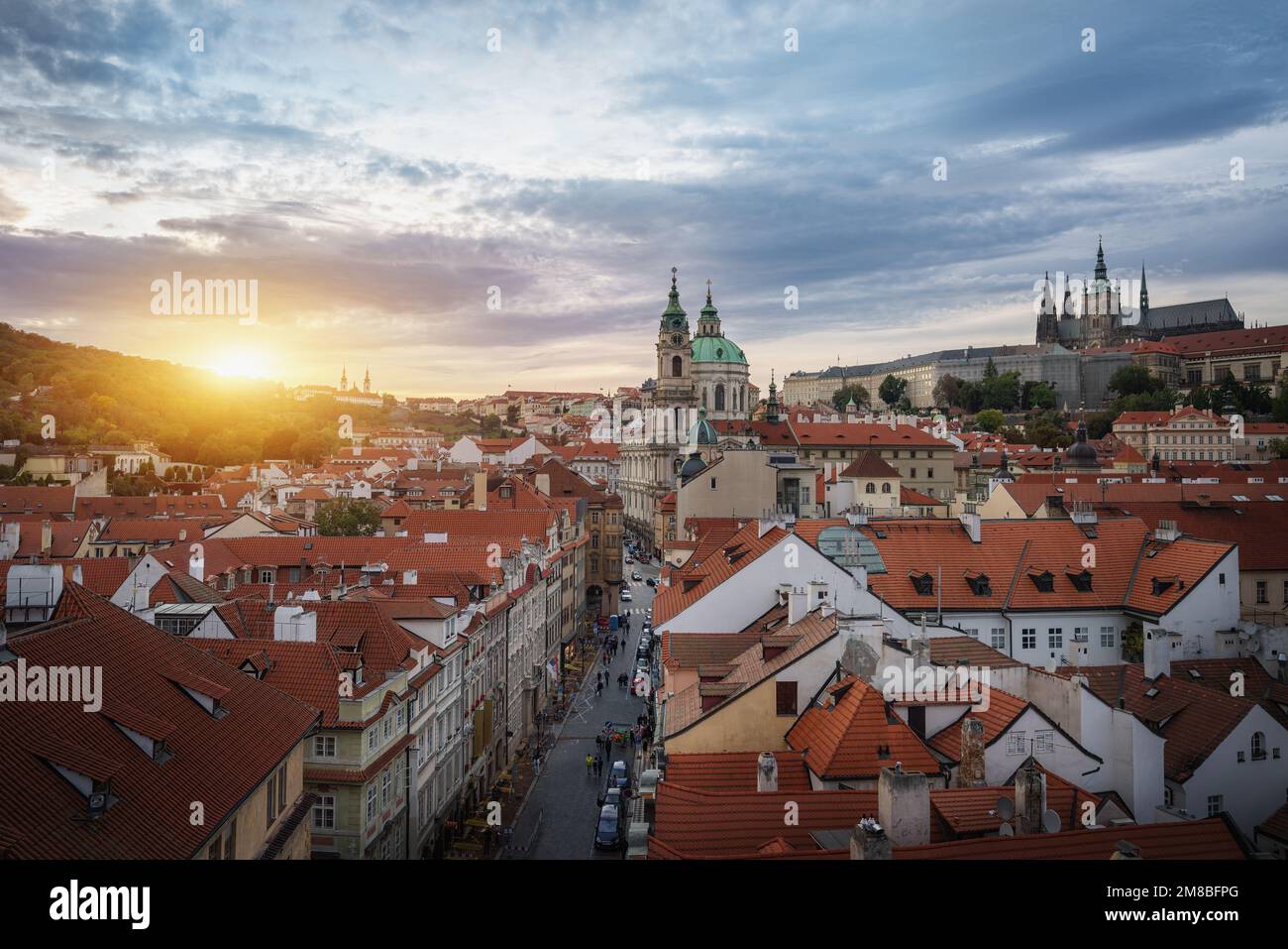 Blick aus der Vogelperspektive auf Mala Strana bei Sonnenuntergang mit St. Nicholas-Kirche und Prager Burg - Prag, Tschechische Republik Stockfoto