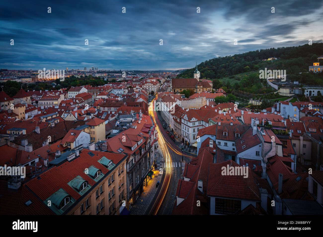 Long Exposure Luftaufnahme von Mala Strana bei Nacht mit der Kirche unserer Frau der Siege und Karmelitska Straße - Prag, Tschechische Republik Stockfoto