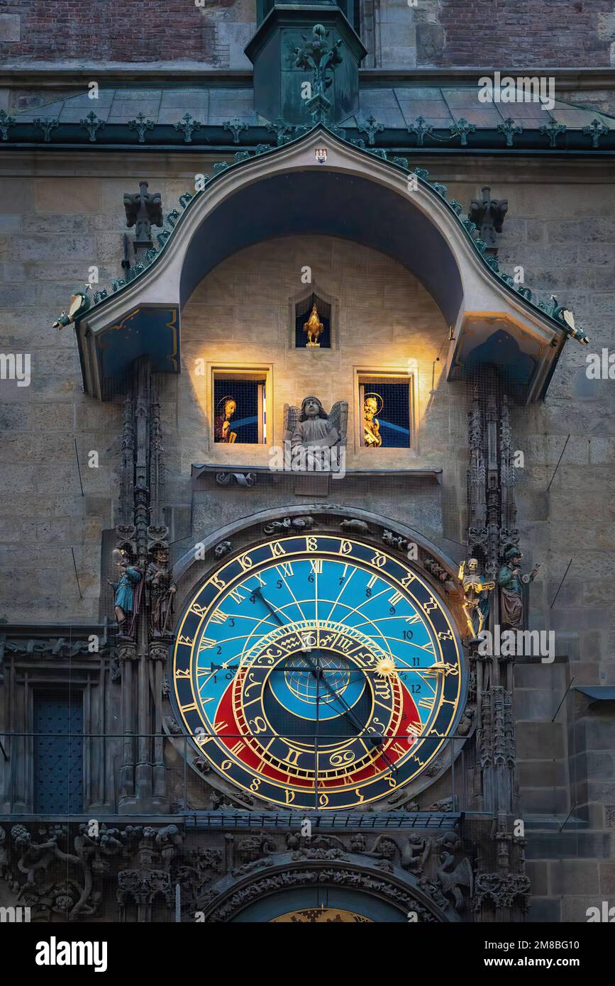 St. James der Less und St. Peter animierten Apostelfiguren der astronomischen Uhr im Alten Rathaus - Prag, Tschechische Republik Stockfoto