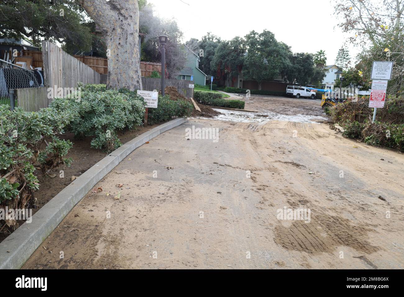 Santa Barbara, Kalifornien, USA 12. Januar 2023. Schlammige Straße auf der Lower West Side von Santa Barbara. (Kreditbild: © Amy Katz/ZUMA Press Wire) NUR REDAKTIONELLE VERWENDUNG! Nicht für den kommerziellen GEBRAUCH! Stockfoto