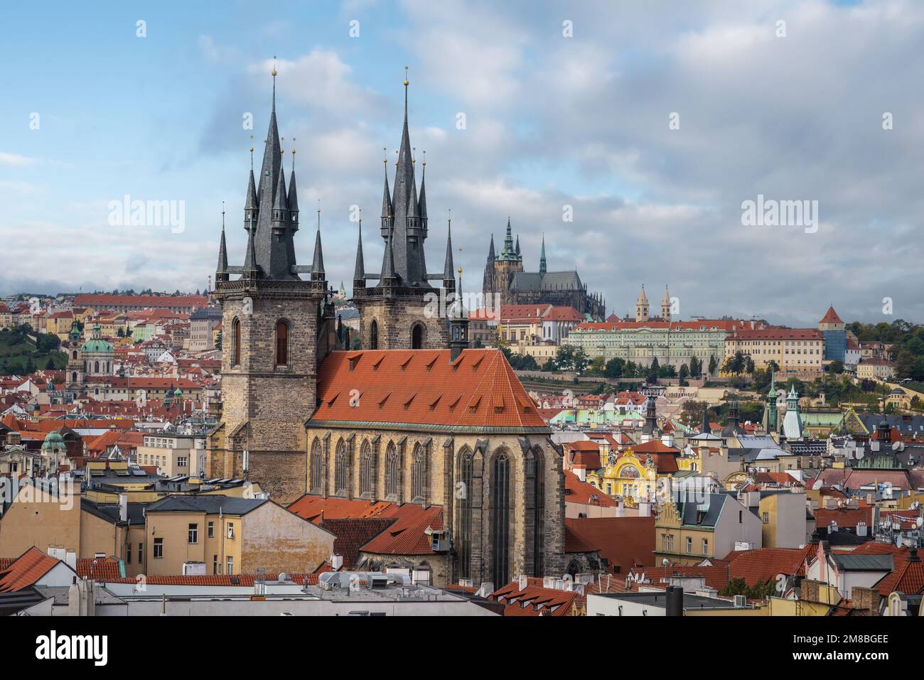 Vogelperspektive auf die Marienkirche vor Tyn mit der Prager Burg im Hintergrund - Prag, Tschechische Republik Stockfoto