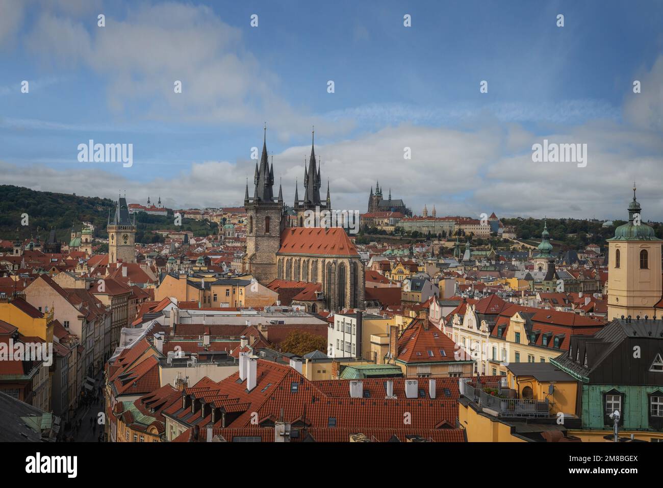 Luftaufnahme der Marienkirche vor Tyn und des Alten Rathausturms mit der Prager Burg im Hintergrund - Prag, Tschechische Republik Stockfoto