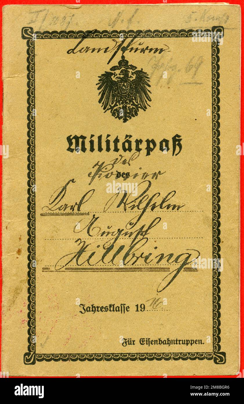 Europa, Deutschland, 1. Weltkrieg , Militärpass des Pioniers Karl Hillbring , eingezogen 1917 als Landsturmmann zum Ersatz-Bataillon Eisenbahn Regiment Nr. 2, 5. Ersatz - Kompagnie , ausgestellt am 15. 02. 1917, Rechte werden nicht vertreten . . / Europa, Deutschland , WW I , Militärpass des Pioniers Karl Hilbring , der 1917 als Haussoldat der Eisenbahntruppen aufgerufen wurde , gibt es keine Rechte . Stockfoto