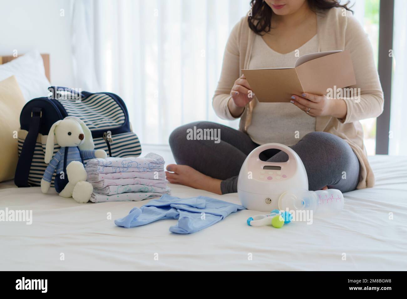 Asiatische Schwangerschaftskalender- und Babyphone-Utensilien, Behältervorbereitung für Schwangerschaftskonzept. Stockfoto