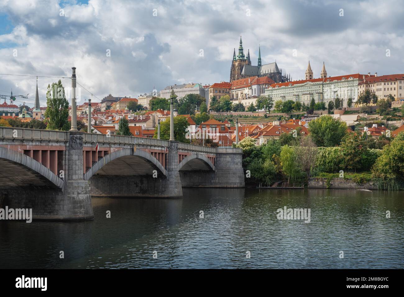 Männerbrücke und Moldau mit der Skyline der Prager Burg - Prag, Tschechische Republik Stockfoto