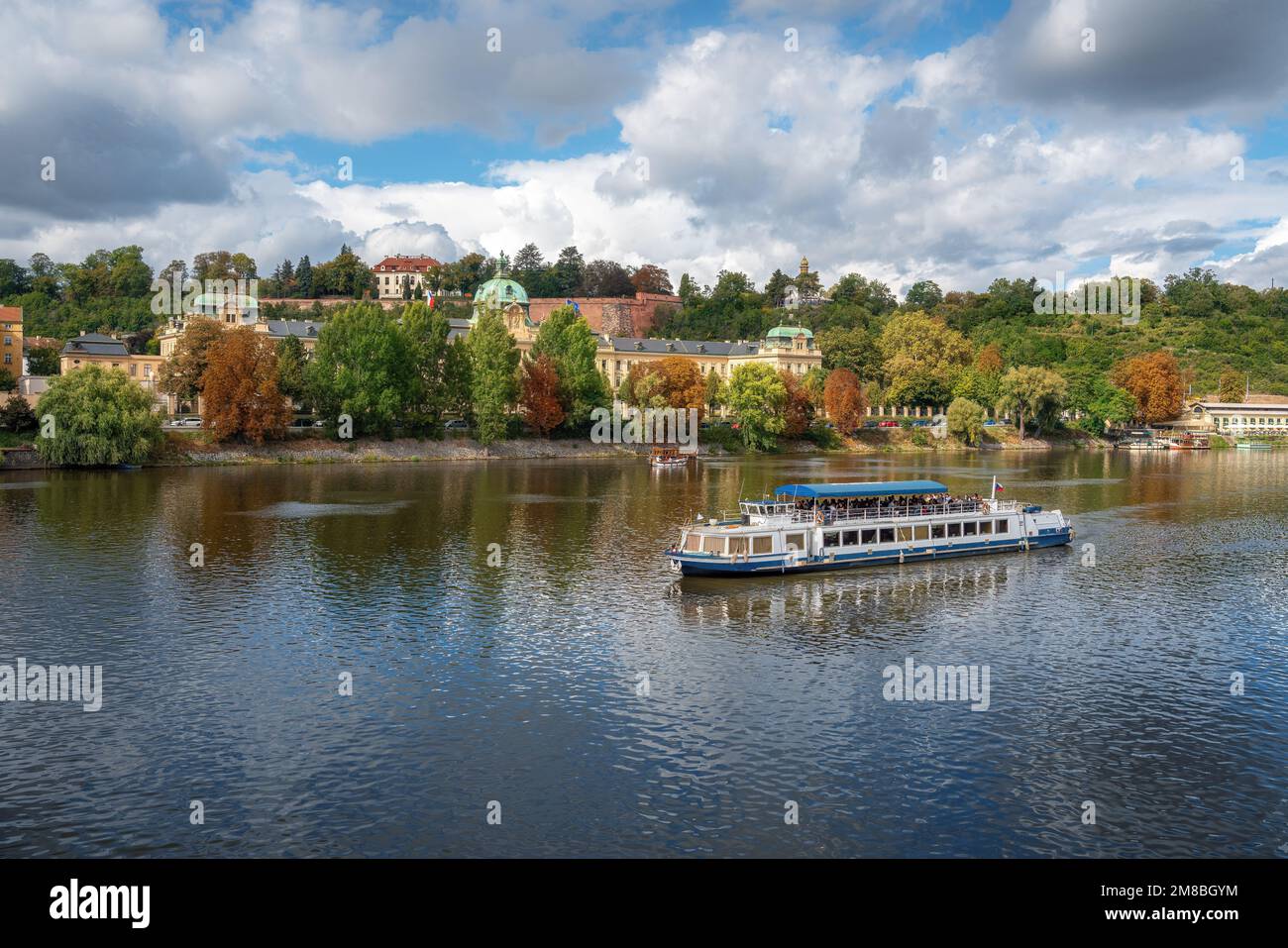 Touristenboot auf der Moldau - Prag, Tschechische Republik Stockfoto