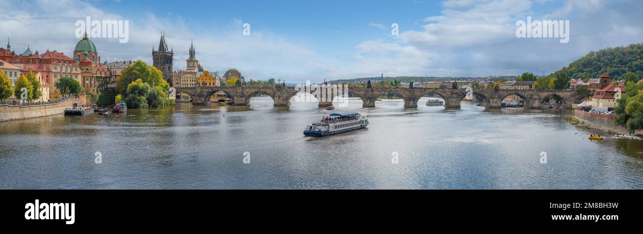 Panoramablick auf Karlsbrücke und Moldau - Prag, Tschechische Republik Stockfoto