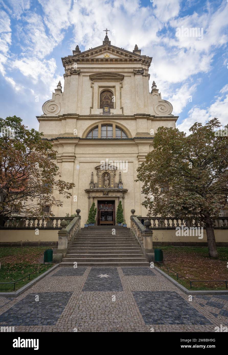 Kirche der Muttergottes der Siege (Schrein des Prager Jesuskindes) Fassade - Prag, Tschechische Republik Stockfoto