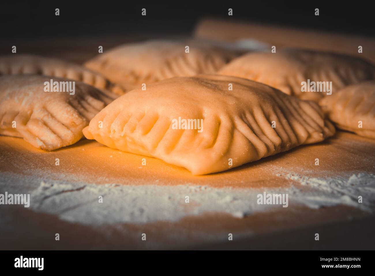 Nahaufnahme von hausgemachtem Gebäck auf Holzbrett Stockfoto