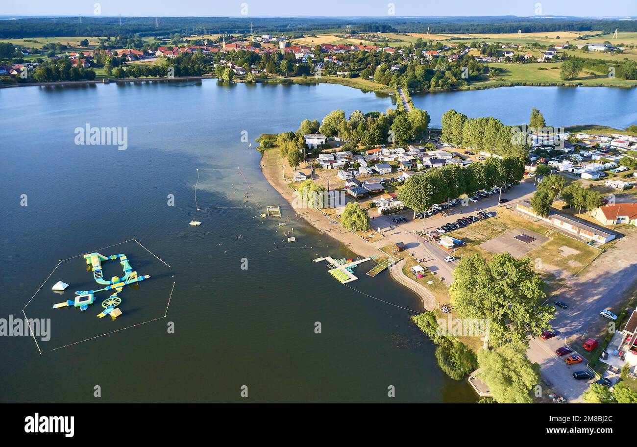 Sport- und Erholungspark am Mittersheim-Teich. Ein Teich mit einer Fläche von 220 Hektar, der vom Canal des houilleres de la Sarre durchzogen wird; Stockfoto