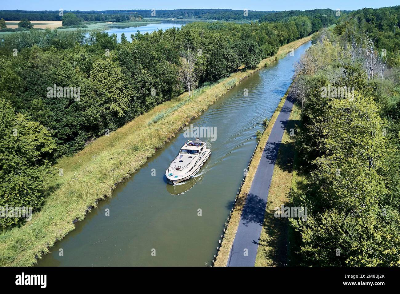 Luftaufnahme des Teiches „etang du Stock“ und des Canal des houilleres de la Sarre, Moselle. Bootsfahrt auf dem Kanal Stockfoto