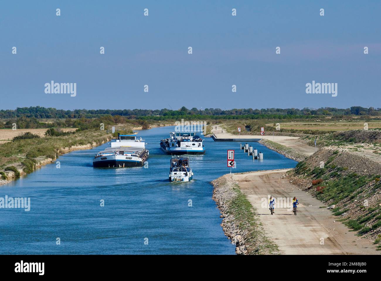 Barge Le Hercule transportiert 1.400 Tonnen Kies, die zum Hafen von Sete, hier am Canal du Rhone a Sete (Rhone-Sete-Kanal), und Barge Le führen Stockfoto