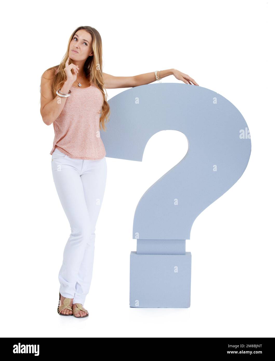 Denken, Fragezeichen und Frau auf weißem Hintergrund mit Zeichen für Entscheidungen, Ideen oder Problemlösungen. Verwirrt, Frage und Zweifel am Modell mit Stockfoto
