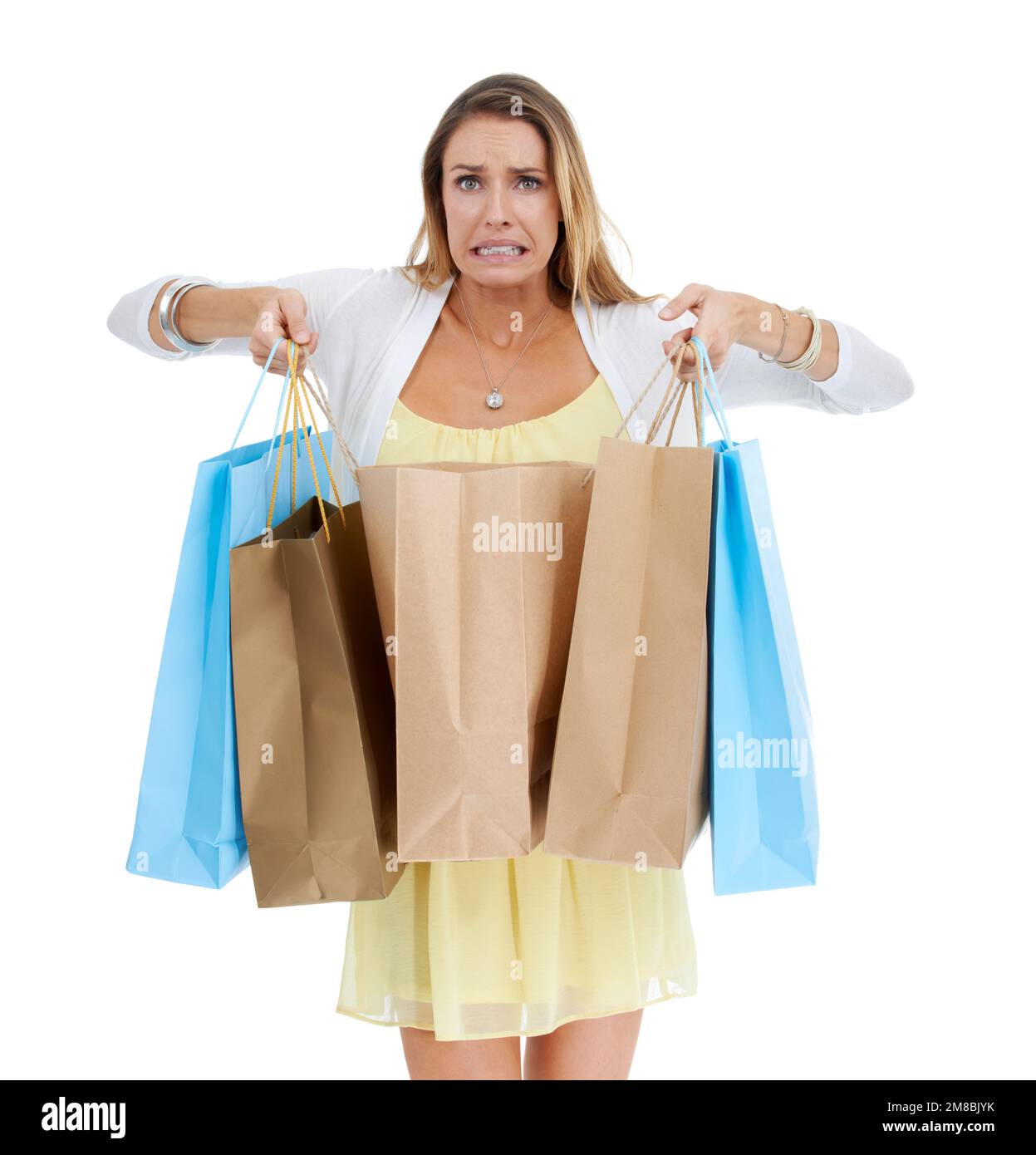 Frau, Einkaufen und Hoppla mit Taschen im Studioporträt mit Ausgaben, Überraschung und weißem Hintergrund. Modell, Einkaufstaschen und isoliertes Bedauern Stockfoto