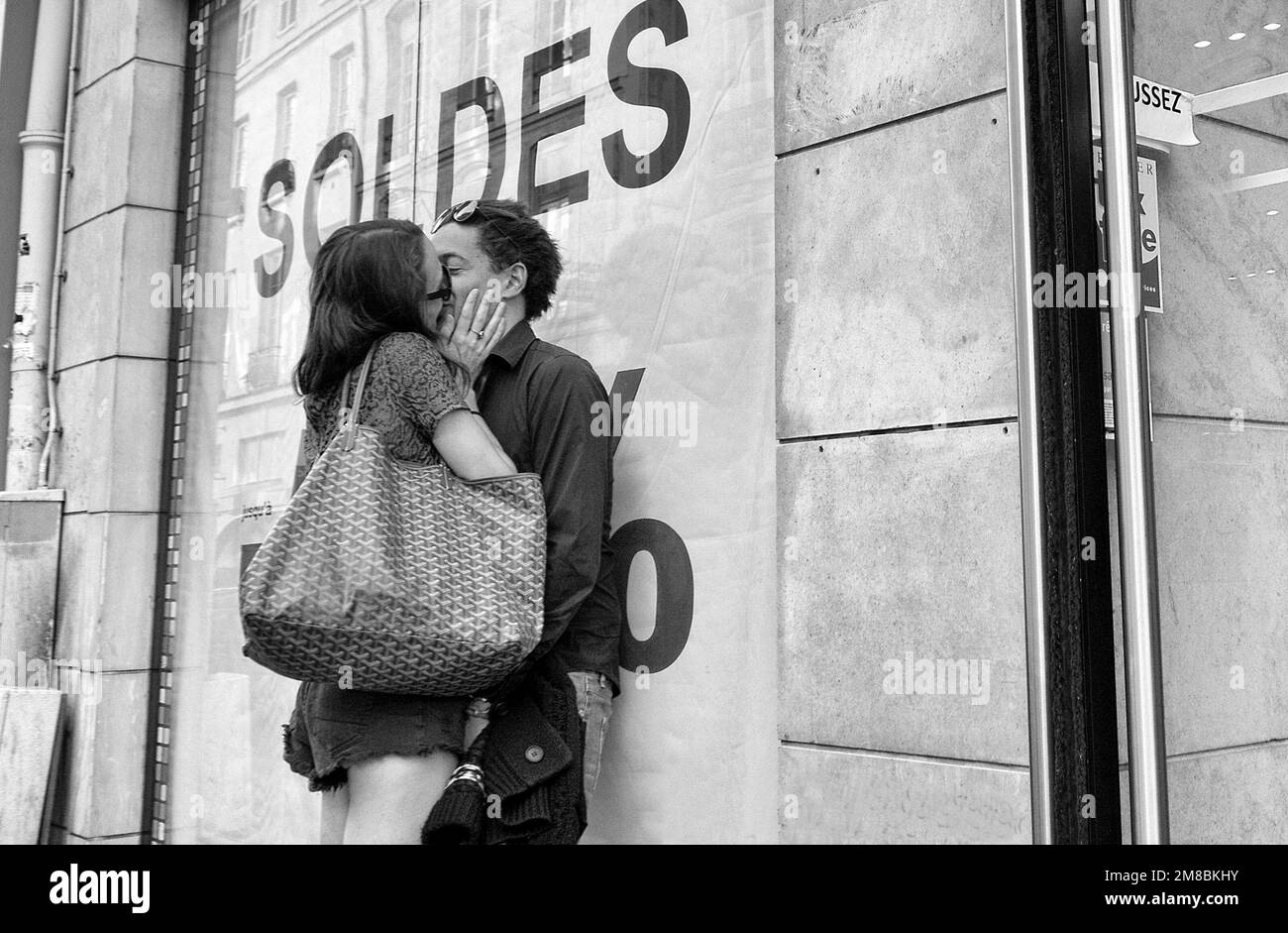 Zwei verliebte Menschen küssen sich auf einer Straße in Paris. Frankreich. Vvbvanbree Fotografie. Stockfoto