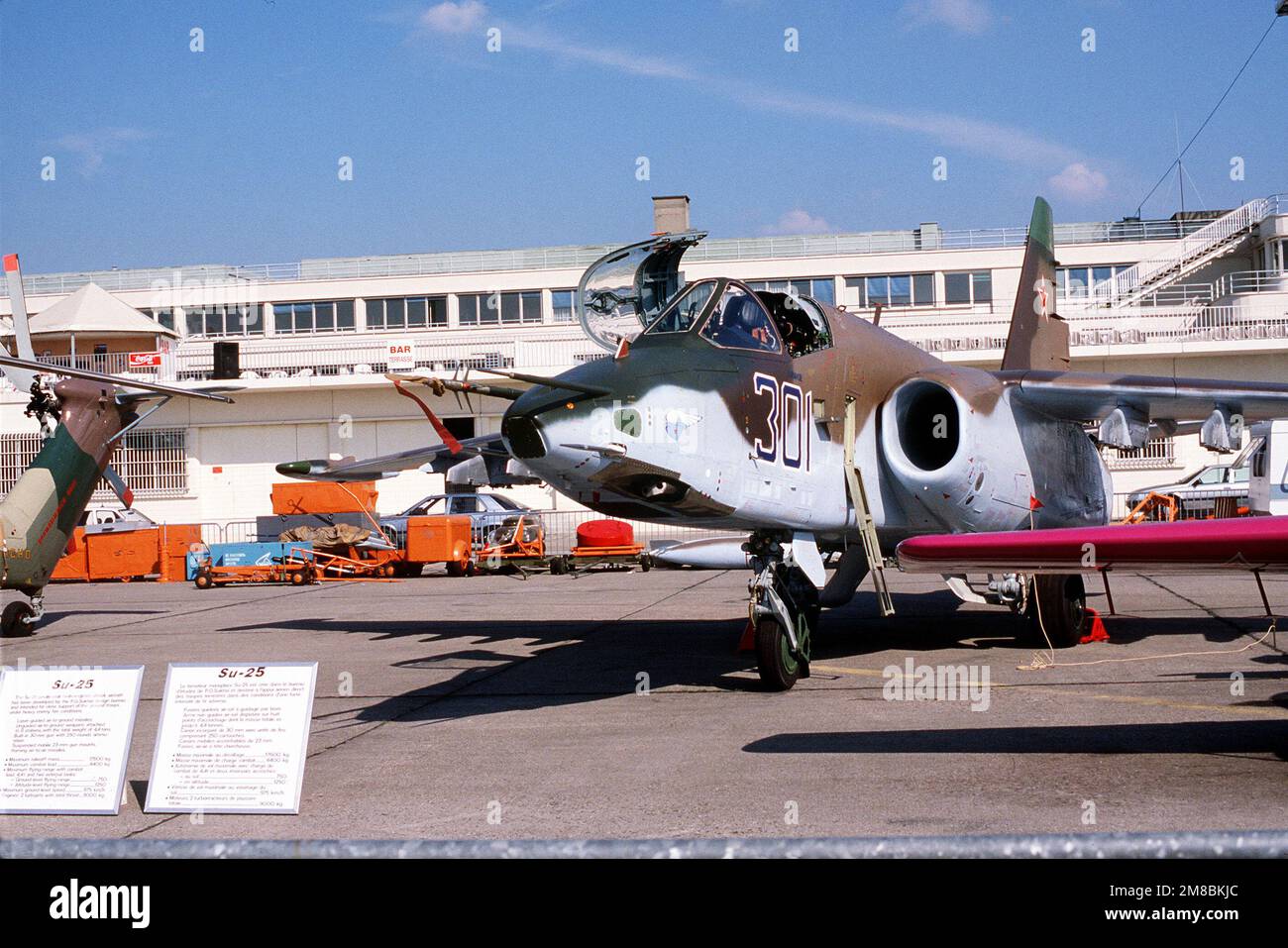 Eine linke Vorderansicht eines sowjetischen Su-25 Frogfoot-Flugzeugs, das auf der 38. Paris International Air and Space Show im Le Bourget Airfield ausgestellt wird. Basis: Paris Land: Frankreich (FRA) Stockfoto