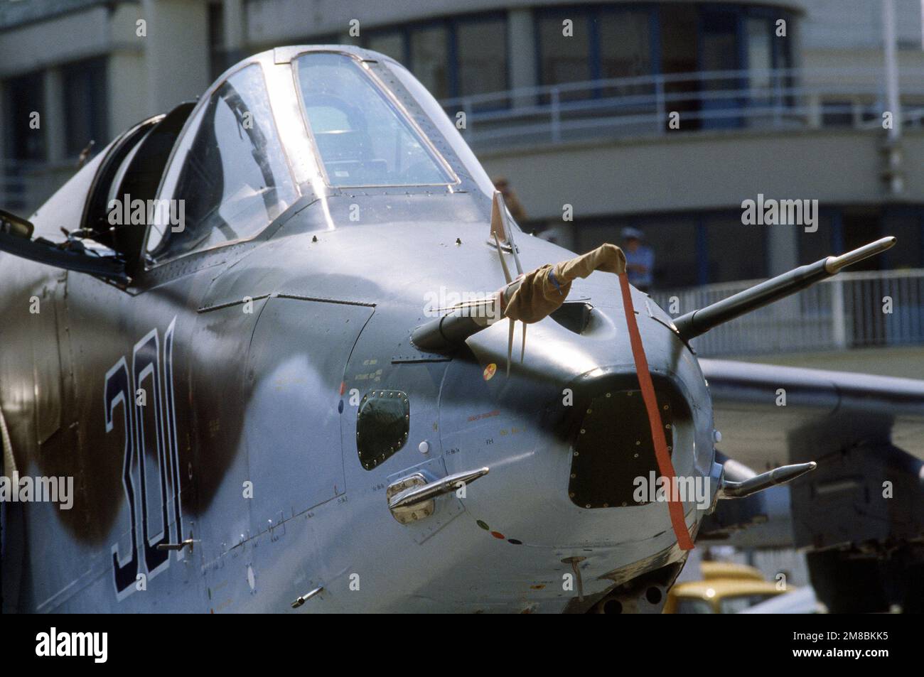 Nahaufnahme des Nasenabschnitts eines sowjetischen Su-25 Frogfoot-Flugzeugs auf der 38. Paris International Air and Space Show im Le Bourget Airfield. Basis: Paris Land: Frankreich (FRA) Stockfoto