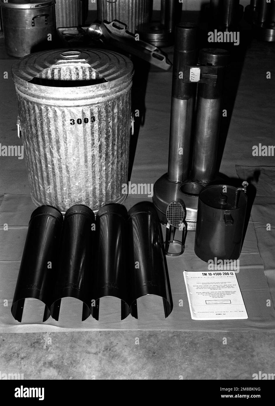 Eine Ansicht eines Tauchsieder und seiner Komponenten, die in einem Wellblech angeordnet sind, kann wie das linke bei der Verwendung aussehen. Das erzeugte heiße Wasser wird zur Reinigung der Ausrüstung verwendet. Land: Unbekannt Stockfoto