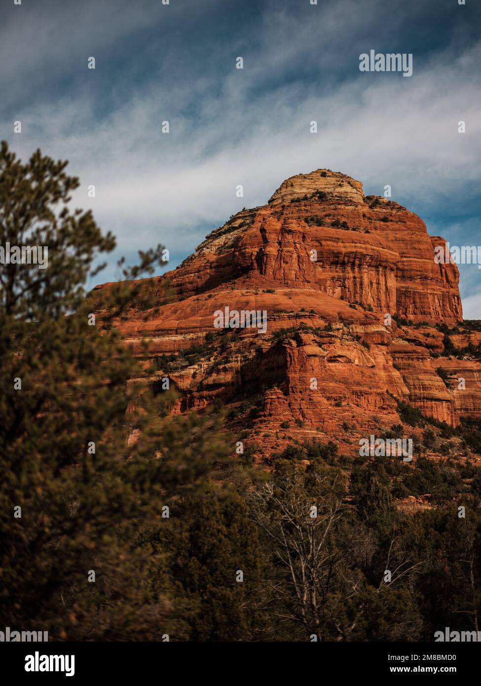 Felsformationen in Sedona, Arizona. Die Gegend ist beliebt bei Wanderern und all denjenigen, die eine spirituelle Verbindung suchen, die die Gegend haben soll. Stockfoto