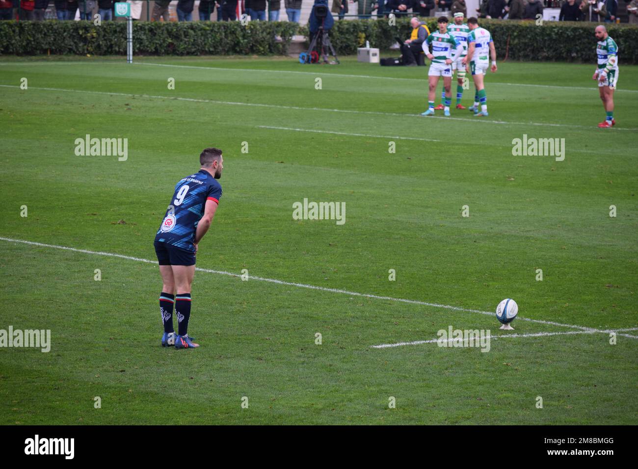 John Conney, Ulster Rugby, bereitet sich auf das Tor während eines Spiels gegen Benetton Rugby vor. Das Spiel wurde im Januar 2023 in Treviso, Italien, gespielt Stockfoto
