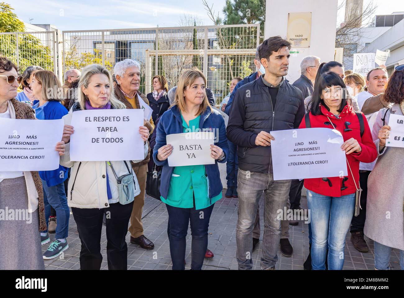 Huelva, Spanien - 13. Januar 2023: Protestkonzentration von Gesundheitspersonal und Patienten im Gesundheitszentrum Torrejón de Huelva gegen die Aggression Stockfoto