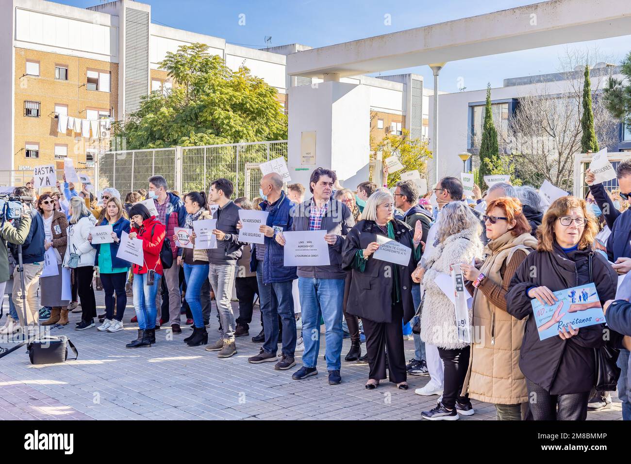 Huelva, Spanien - 13. Januar 2023: Protestkonzentration von Gesundheitspersonal und Patienten im Gesundheitszentrum Torrejón de Huelva gegen die Aggression Stockfoto