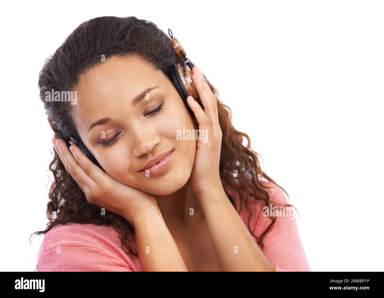 Kopfhörer, Musik und ruhige Frau im Studio mentale Gesundheit, Wellness und Abonnement Streaming Service. Schüler, die Audio für das Internet hören Stockfoto