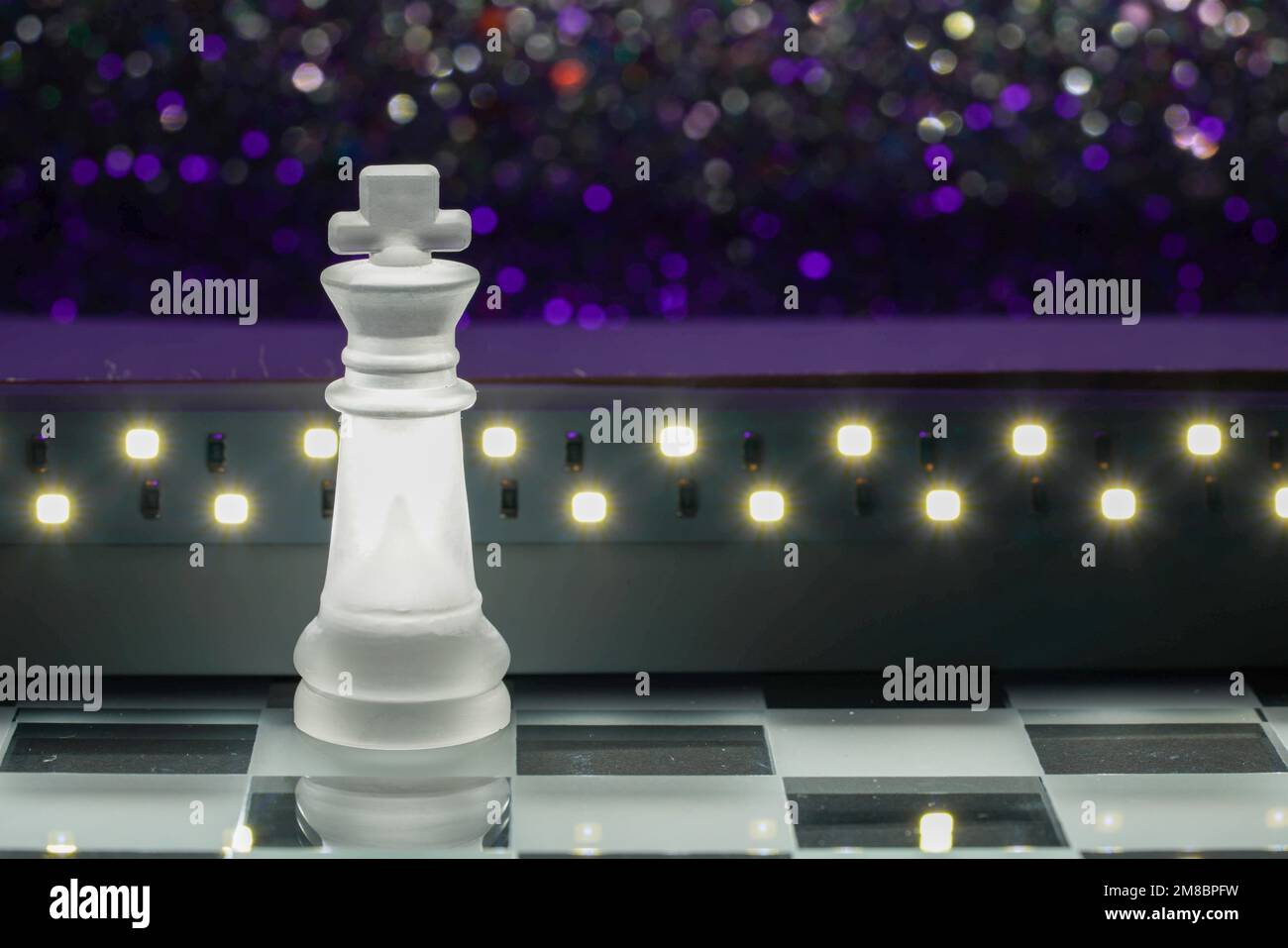 Schach mit Spielfiguren aus Glas, Königin, König, Bauer und Spielbrett aus Glas in schwarz und weiß Stockfoto