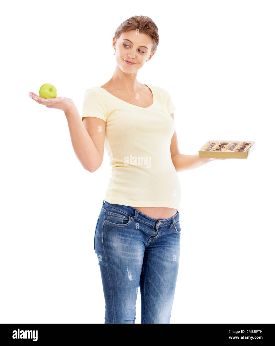Frau, Schwangere und Studio mit Auswahl, Apfel oder Schokolade für Ernährung, Gesundheit und Wellness. Schwangere Frau, gesunde Früchte oder Süßigkeiten mit Entscheidung Stockfoto