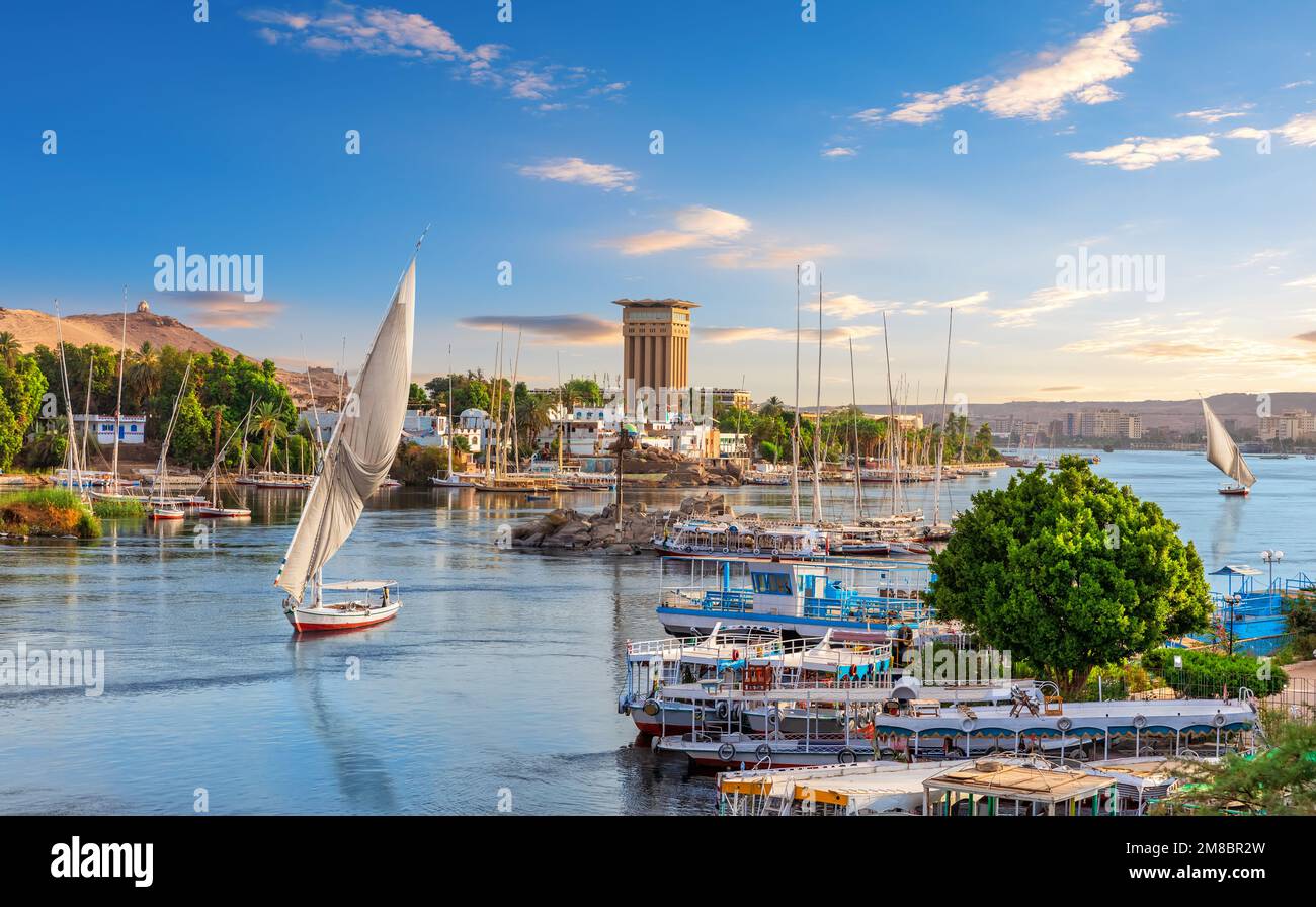 Wunderschöner Blick auf die Segelboote im Nil und die traditionellen Dörfer von Assuan, Ägypten Stockfoto