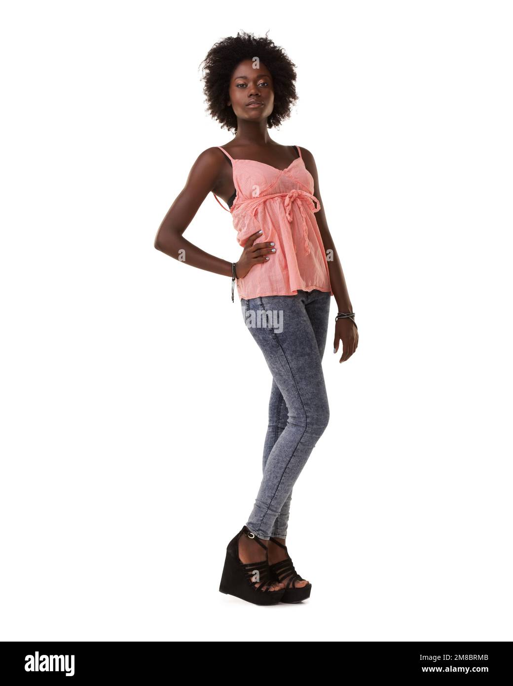 Mode, Stil und Porträt einer schwarzen Frau mit Selbstvertrauen auf weißem Hintergrund im Studio. Trendig, modisch und die Kleidung eines jungen Afrikaners Stockfoto