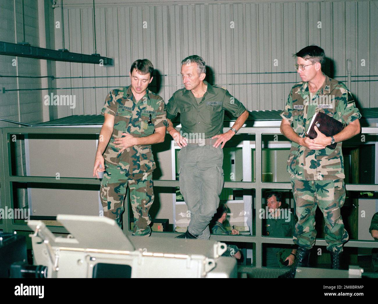 Ein Soldat beschreibt Major General Carl-Helmut Lichel, Chef der Division V, während des Besuchs des Generals im Rüstungszentrum der US-Armee, ein Gerät. Basis: Fort Knox Bundesstaat: Kentucky (KY) Land: Vereinigte Staaten von Amerika (USA) Stockfoto