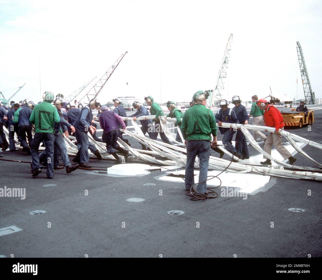 Die Besatzungsmitglieder des Flugzeugträgers USS ABRAHAM LINCOLN (CVN-72) errichteten zum ersten Mal die Nylonabsturzbarrikade. Basis: Newport News Bundesstaat: Virginia (VA) Land: Vereinigte Staaten von Amerika (USA) Stockfoto