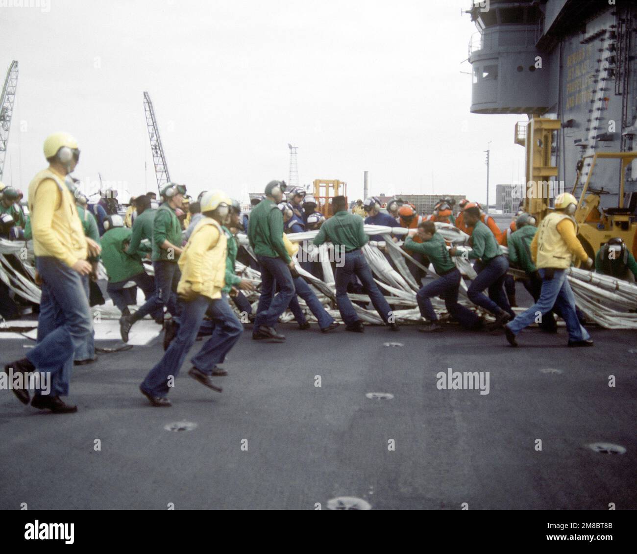 Die Besatzungsmitglieder des Flugzeugträgers USS ABRAHAM LINCOLN (CVN-72) errichteten zum ersten Mal die Nylonabsturzbarrikade. Basis: Newport News Bundesstaat: Virginia (VA) Land: Vereinigte Staaten von Amerika (USA) Stockfoto