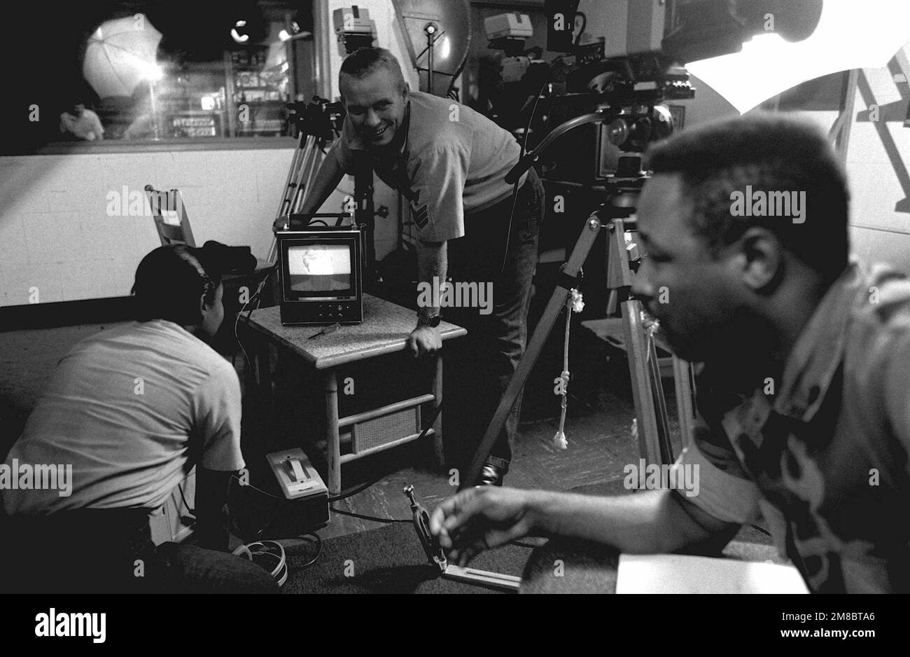 PH2 Judy Johnson, PH1 Russ Olson und STAFF Sergeant Sam Lee bereiten sich auf ein aufgezeichnetes Interview als Teil ihrer Ausbildung an den Naval Schools of Photography vor. Basis: Marine Air Station, Pensacola Bundesstaat: Florida (FL) Land: Vereinigte Staaten von Amerika (USA) Stockfoto