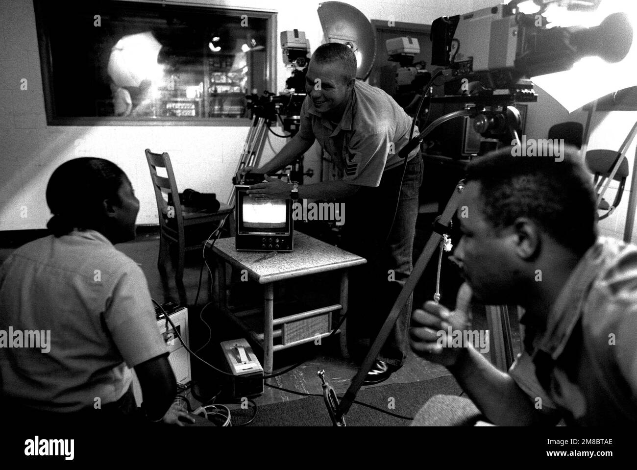 An den Naval Schools of Photograpy sehen sich Photographer's Mate 2. Class Judy Johnson, Photographer's Mate 1. Class Russ Olson, Center und STAFF Sergeant Sam Lee ein aufgezeichnetes Interview in ihrem Film/Video-Kamerakurs an. Basis: Marine Air Station, Pensacola Bundesstaat: Florida (FL) Land: Vereinigte Staaten von Amerika (USA) Stockfoto