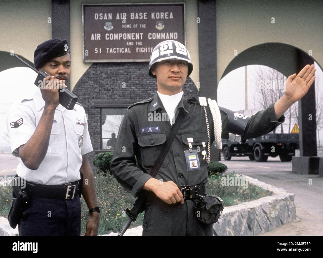 Amerikanisches und südkoreanisches Militär leitet den Verkehr am Haupttor. Basis: Osan Air Base Country: Republik Korea (KOR) Stockfoto