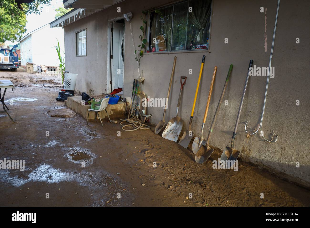 Santa Barbara, Kalifornien, USA 12. Januar 2023. Schlammige Hinterhöfe eines Hauses, das bei den jüngsten Regenfällen überflutet wurde. Es liegt an einem Bach, auf der Westseite von Santa Barbara. (Kreditbild: © Amy Katz/ZUMA Press Wire) NUR REDAKTIONELLE VERWENDUNG! Nicht für den kommerziellen GEBRAUCH! Stockfoto