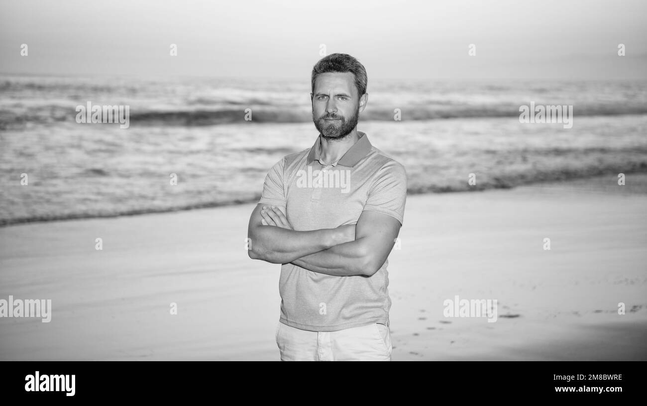 Bärtiger Mann im Hemd. Sommermode. Sommerurlaub. Selbstbewusster Mann mit Bart Stockfoto