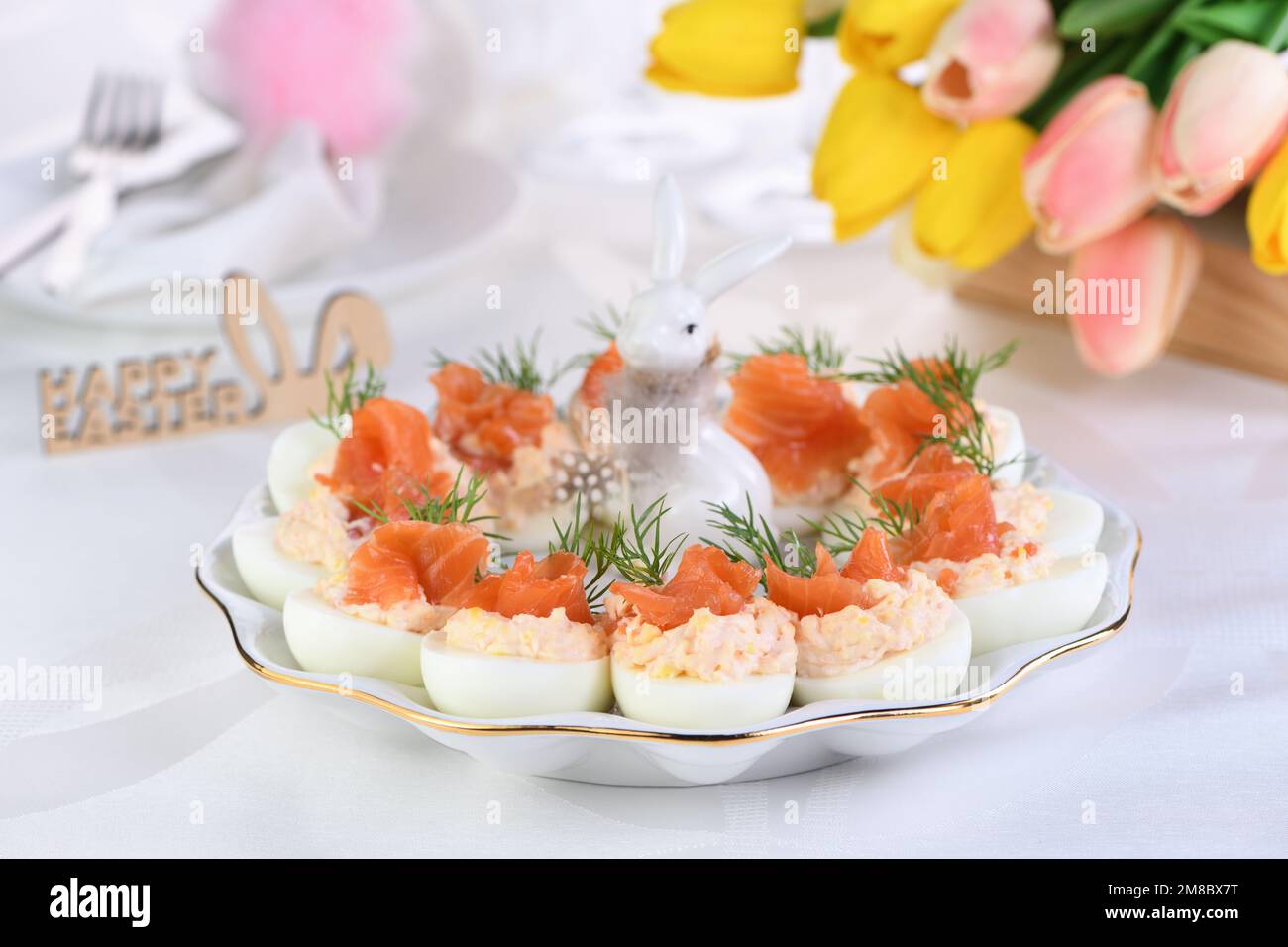 Vorspeise mit Eiern gefüllte Lachspastete und Eigelb mit Lachsscheiben. Idea Ostertisch Stockfoto