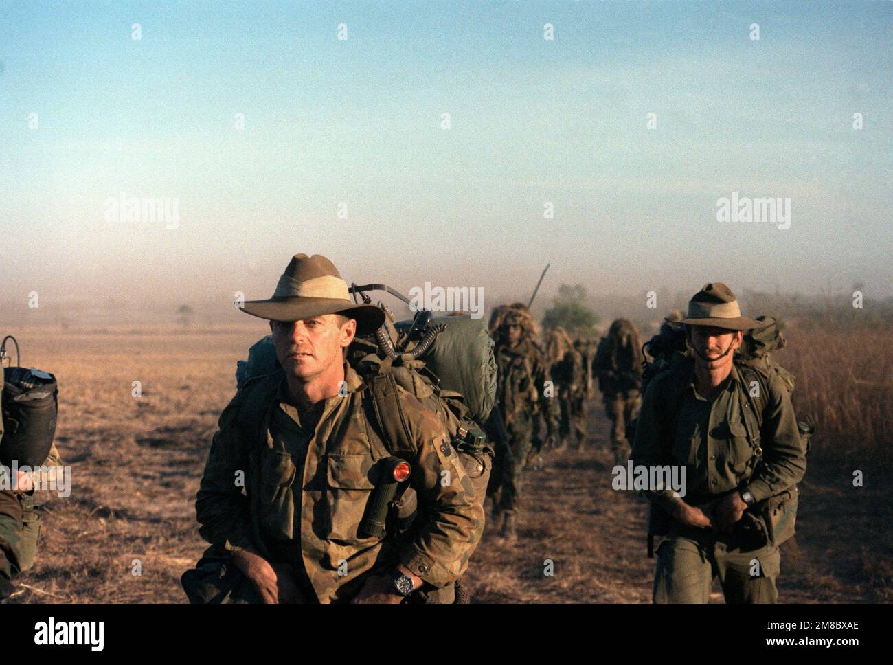 Zwei Soldaten der australischen Armee führen eine Kolonne