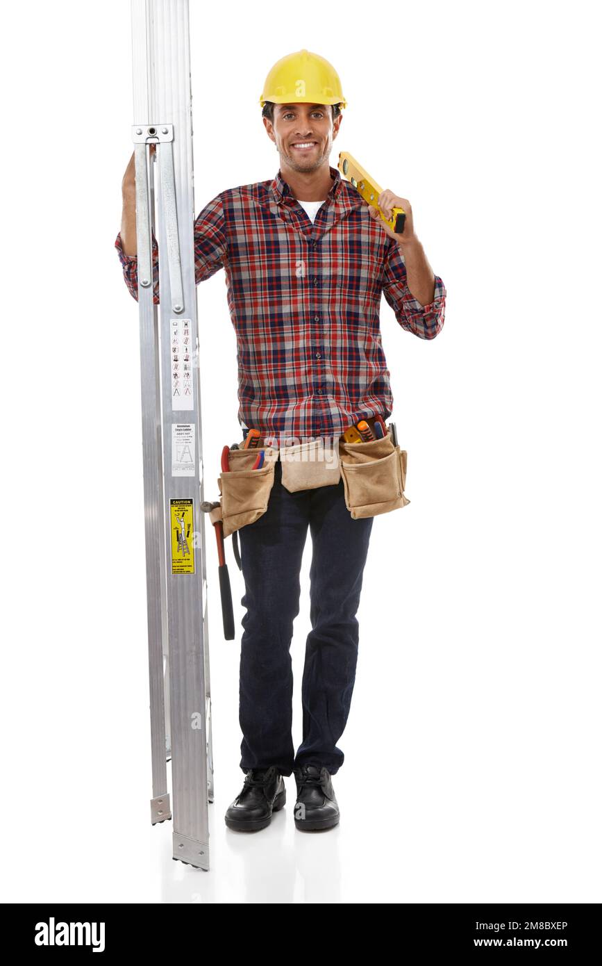 Bau, Wartung und Porträt eines Baumeisters auf einer Leiter für die Heimwerkerarbeit. Service, glücklicher und sicherer Bauarbeiter mit einem Gebäude oder Stockfoto
